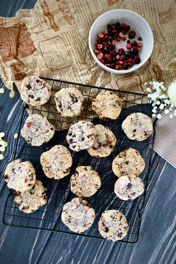 Beeren-Cookies mit weisser Schokolade ohne Zucker