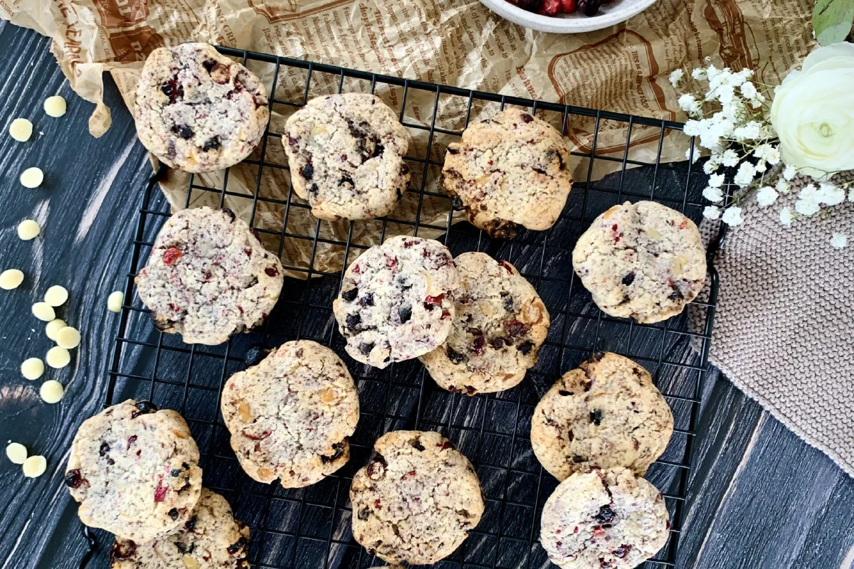Beeren-Cookies mit weisser Schokolade ohne Zucker