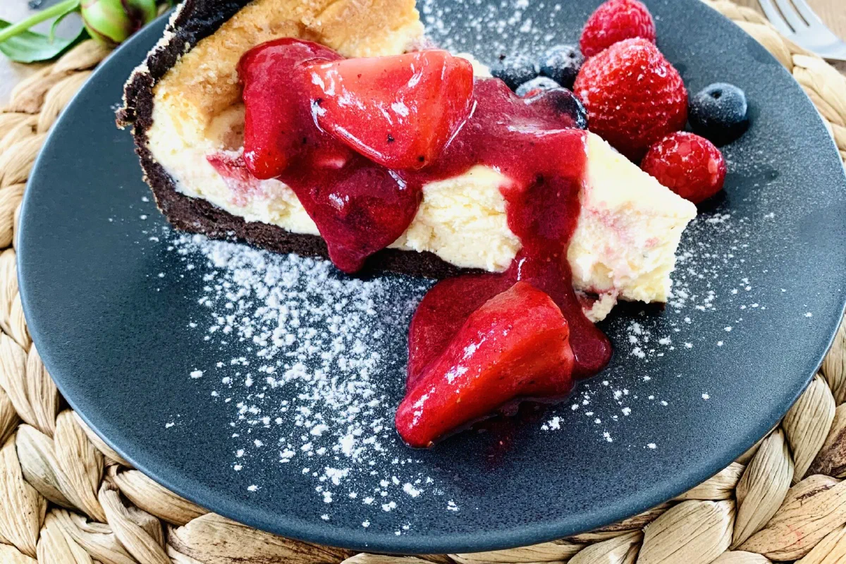 Beeren-Käsekuchen mit fruchtigem Topping ohne Zucker