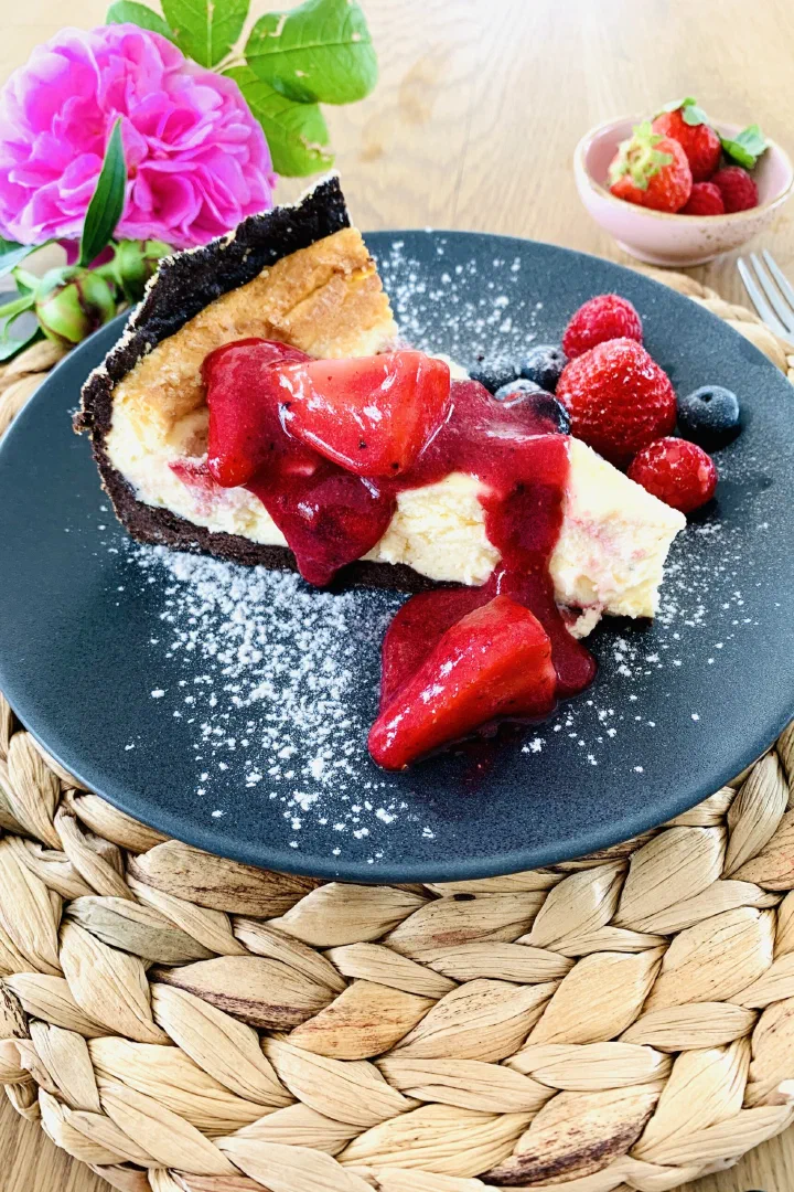 Beeren-Käsekuchen mit fruchtigem Topping ohne Zucker
