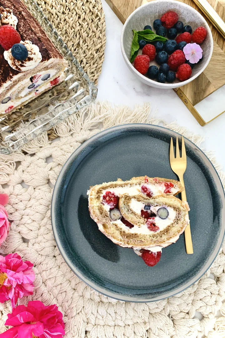 Beeren-Tiramisu-Roulade ohne Zucker