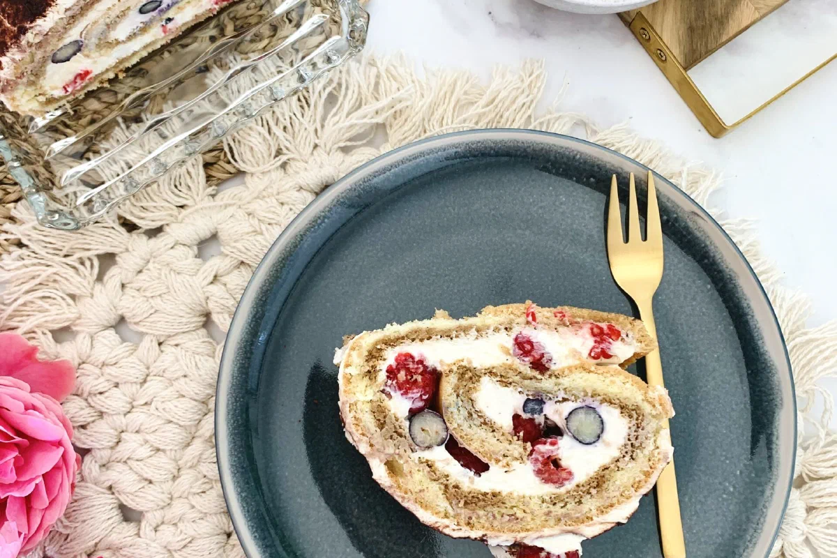 Beeren-Tiramisu-Roulade ohne Zucker