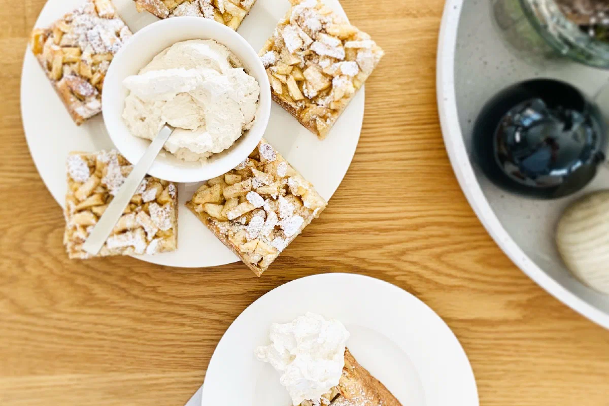 Bratapfelkuchen mit Zimtsahne ohne Zucker