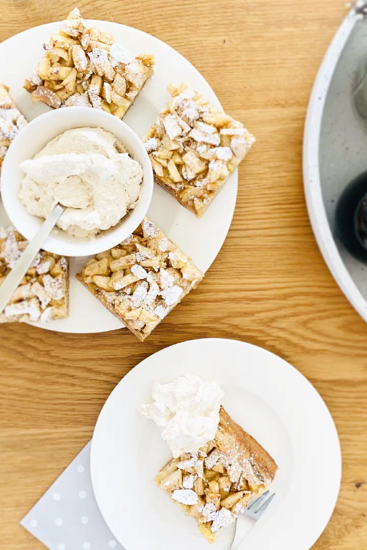 Bratapfelkuchen mit Zimtsahne ohne Zucker