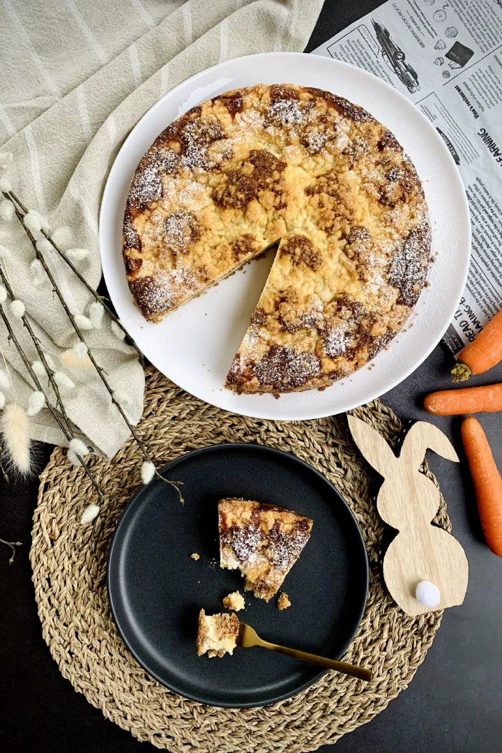 Carrot-Cheesecake mit Streuseln ohne Zucker