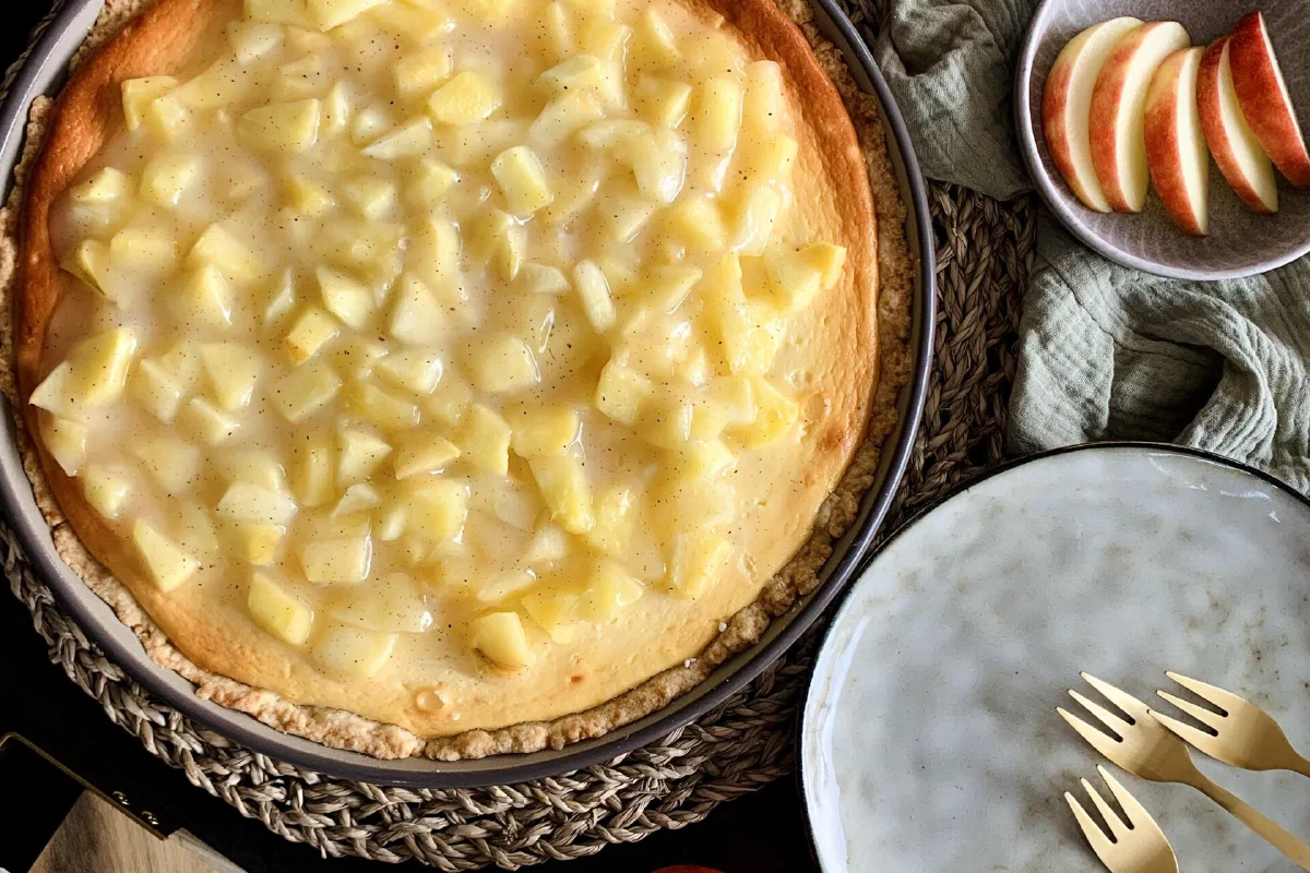 Cremigster Käsekuchen mit Apfel-Topping ohne Zucker