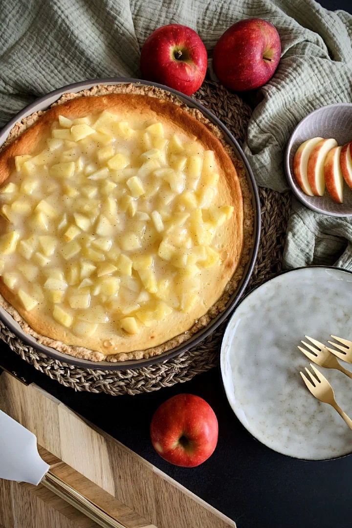 Cremigster Käsekuchen mit Apfel-Topping ohne Zucker