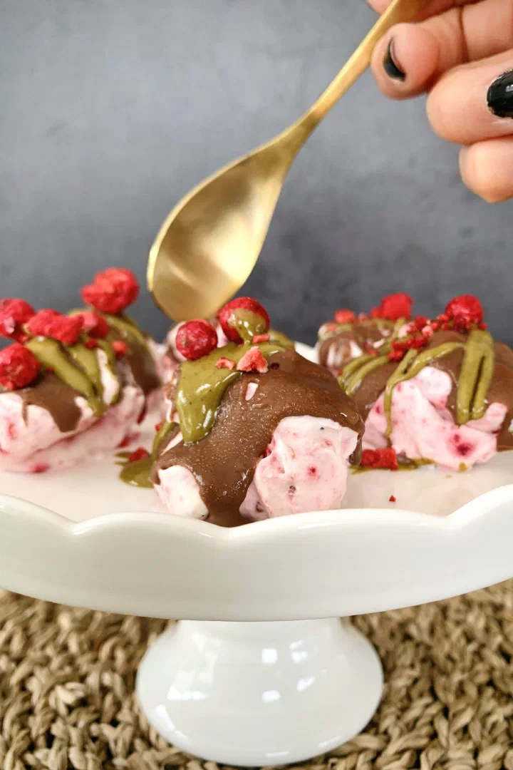 Eispralinen mit Beeren ohne Zucker