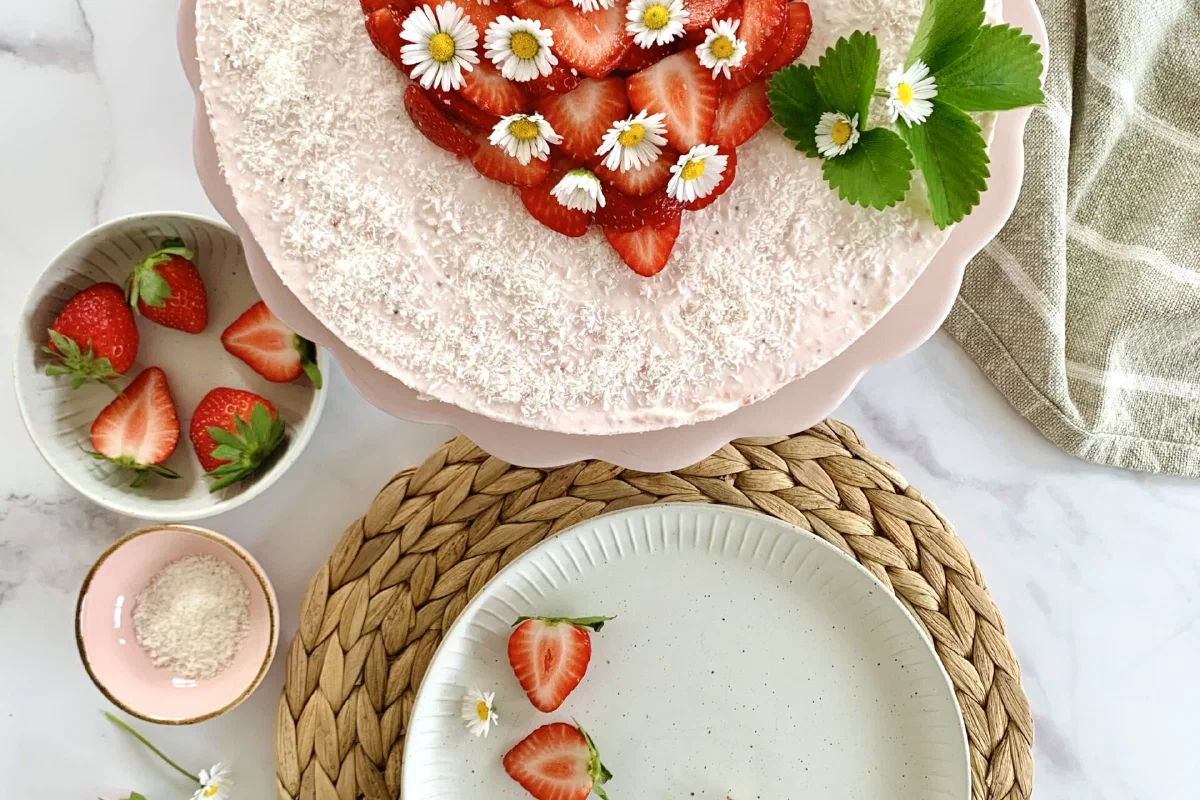 Erdbeer-Kokos-Torte ohne Zucker
