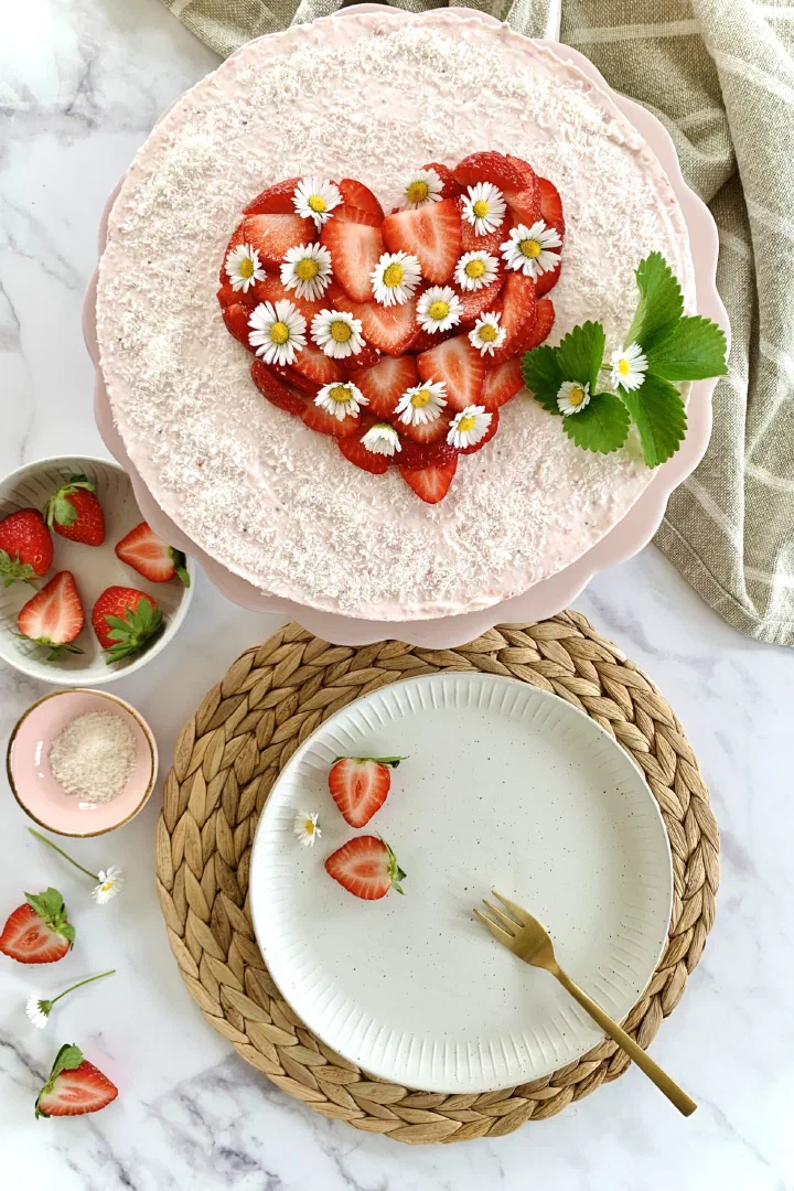 Erdbeer-Kokos-Torte ohne Zucker