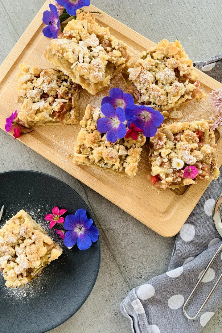 Erdbeer-Rhabarberkuchen mit Streuseln vom Blech ohne Zucker