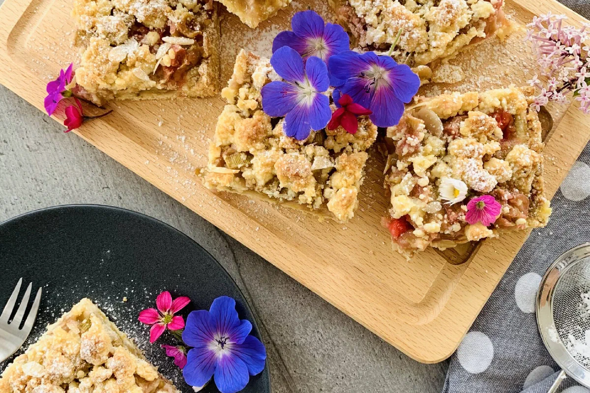 Erdbeer-Rhabarberkuchen mit Streuseln vom Blech ohne Zucker
