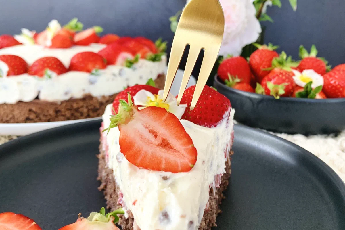 Erdbeer-Stracciatella-Torte ohne Zucker