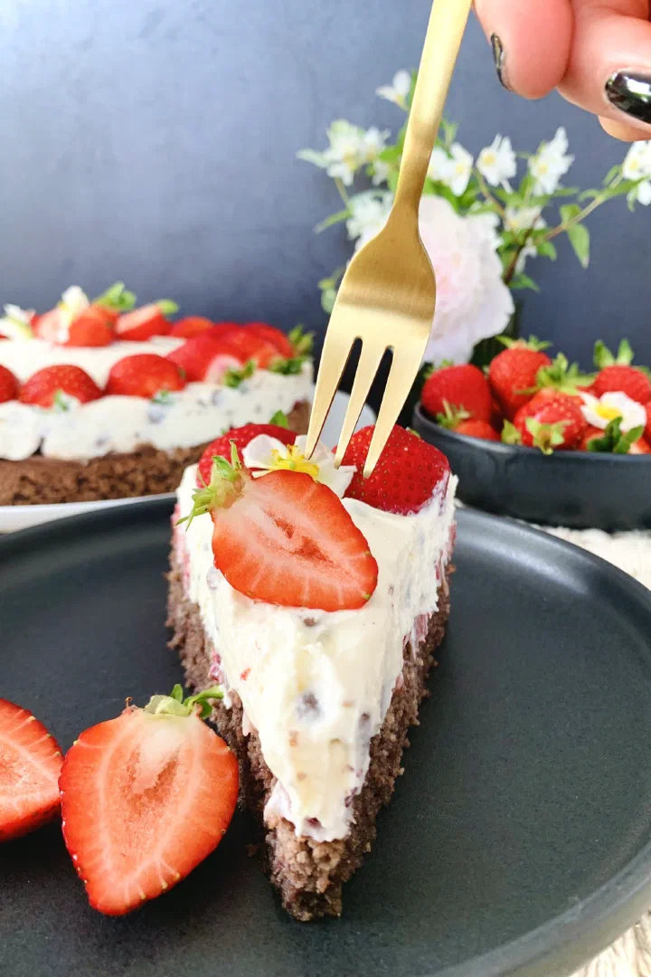 Erdbeer-Stracciatella-Torte ohne Zucker