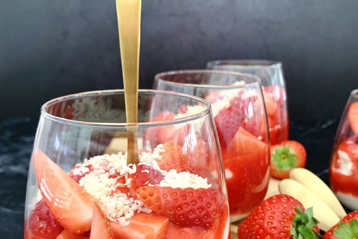 Erdbeerdessert im Glas ohne Zucker