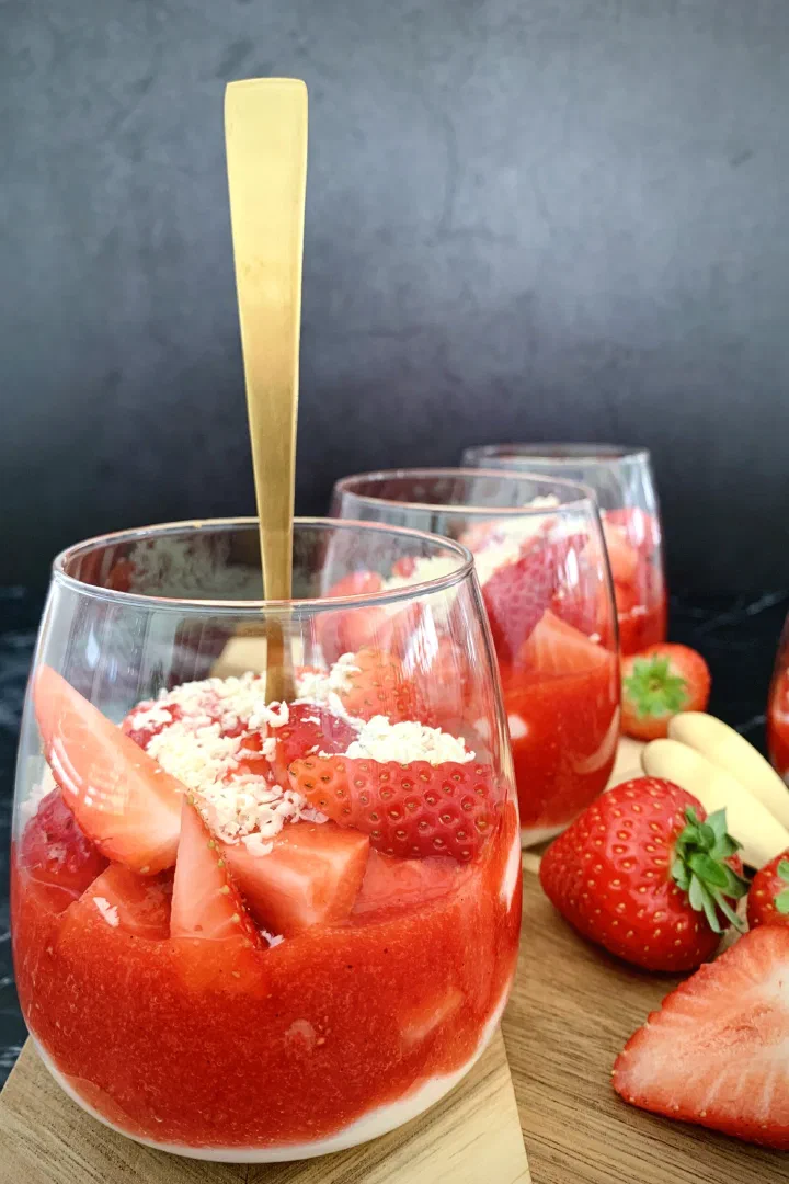 Erdbeerdessert im Glas ohne Zucker