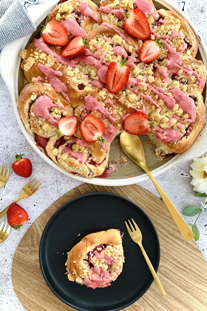 Erdbeerschnecken mit Frischkäsefüllung ohne Zucker