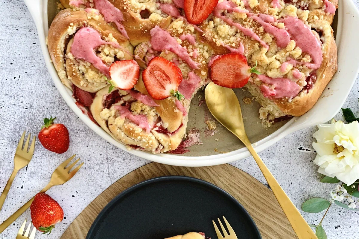 Erdbeerschnecken mit Frischkäsefüllung ohne Zucker