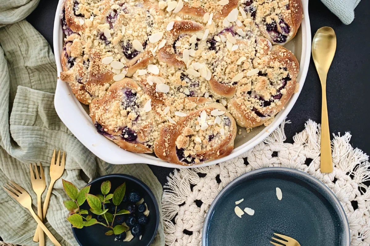 Heidelbeer-Cheesecake-Schnecken ohne Zucker