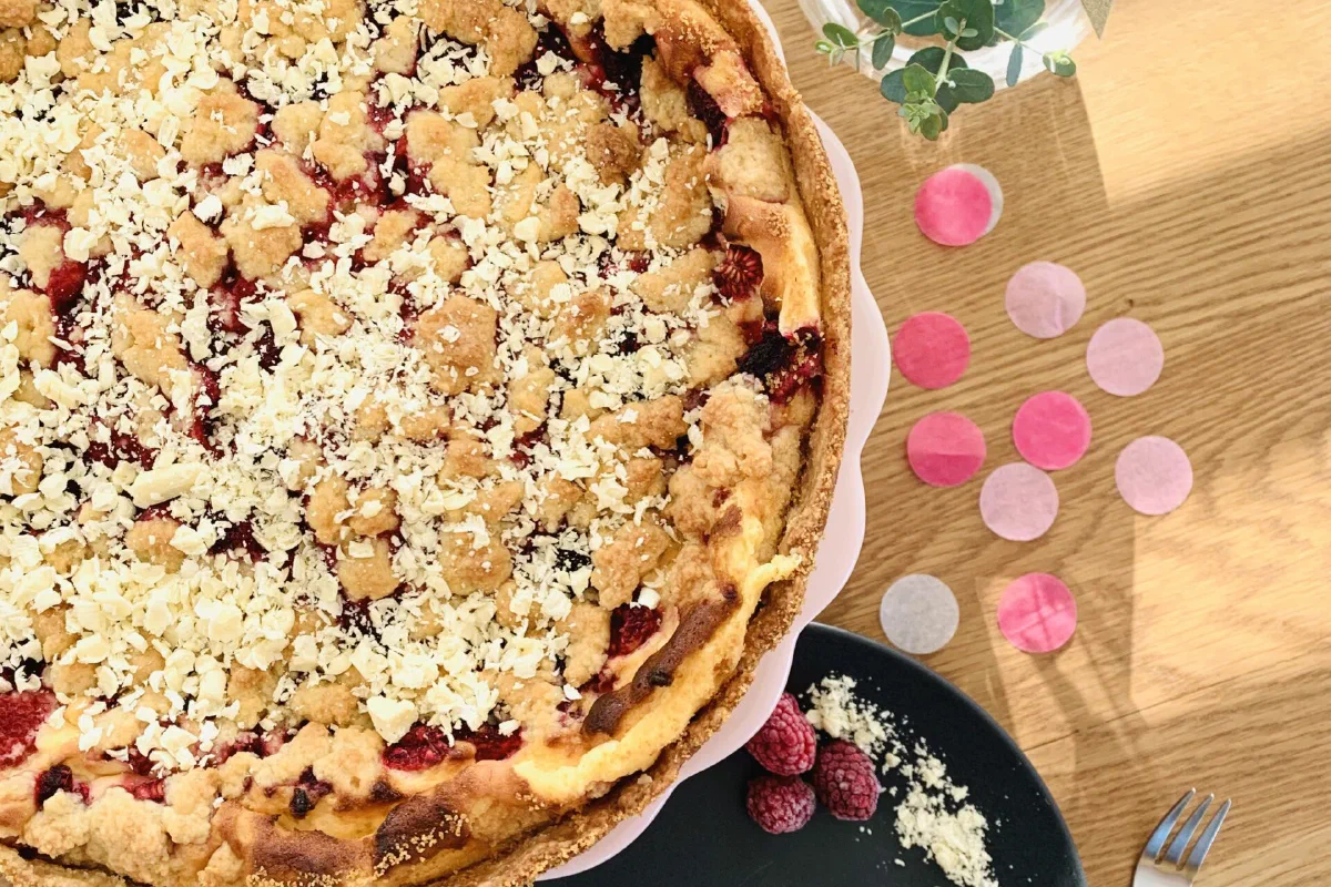 Himbeer-Mascarponekäsekuchen mit Streuseln und weißer Schokolade ohne Zucker