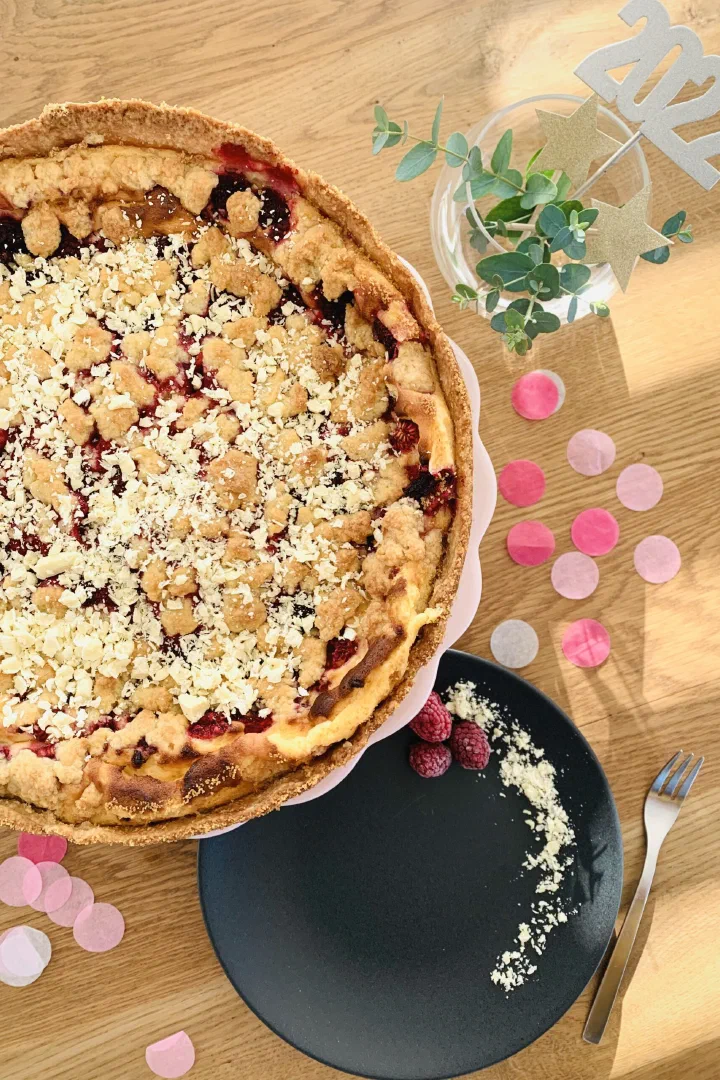 Himbeer-Mascarponekäsekuchen mit Streuseln und weißer Schokolade ohne Zucker