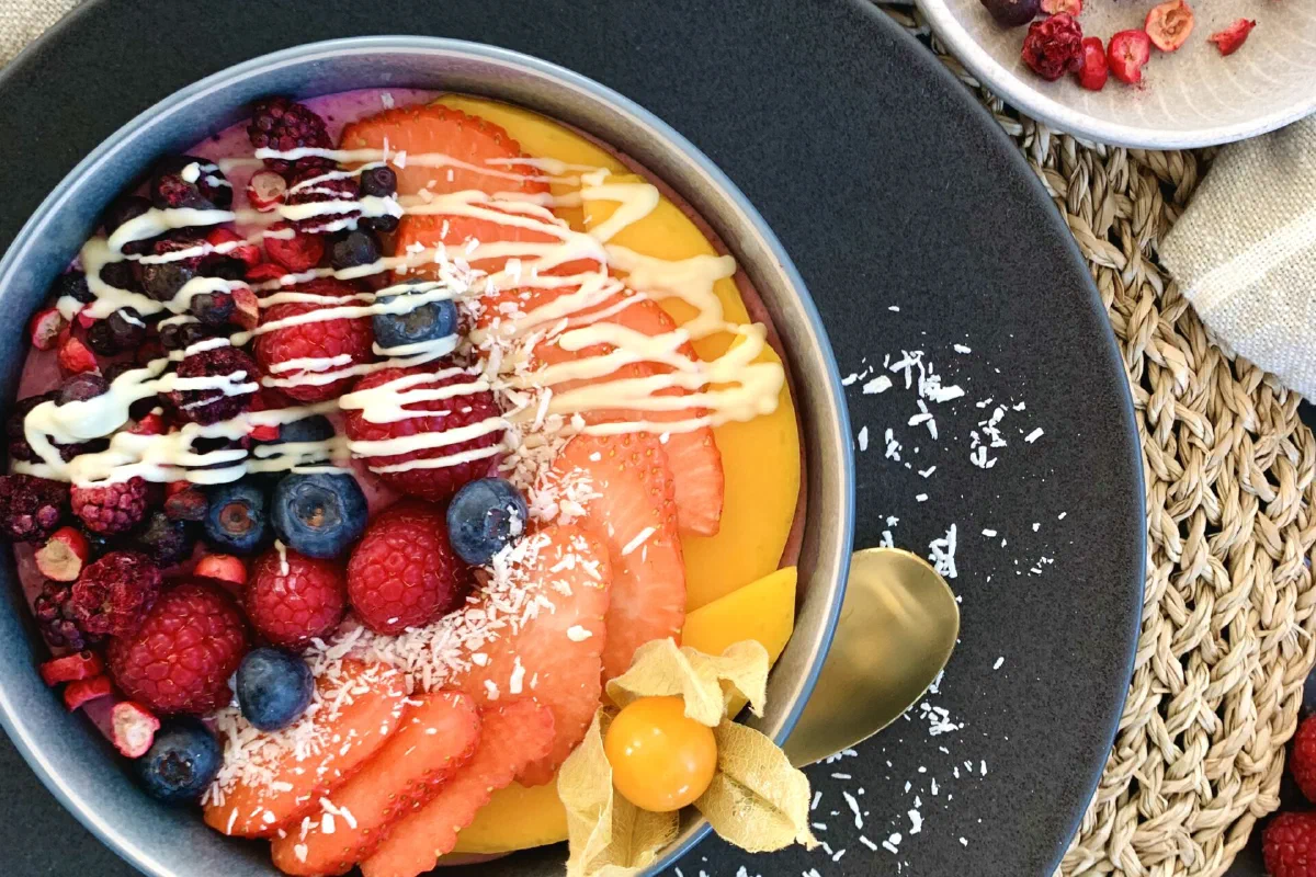 Joghurt-Smoothie-Bowl mit Beeren