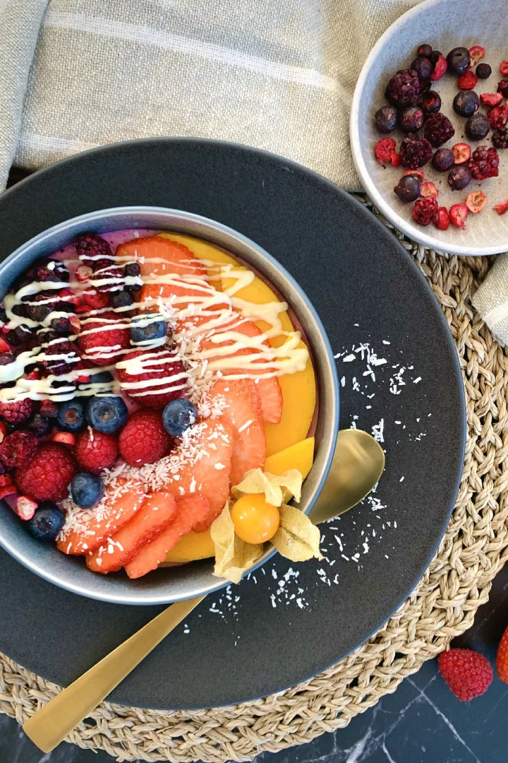 Joghurt-Smoothie-Bowl mit Beeren