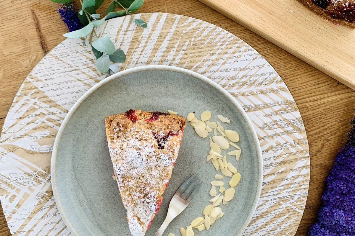 Johannisbeerkuchen mit Krümeln ohne Zucker