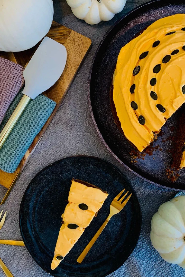 Kürbiskuchen mit Frischkäsefrosting ohne Zucker
