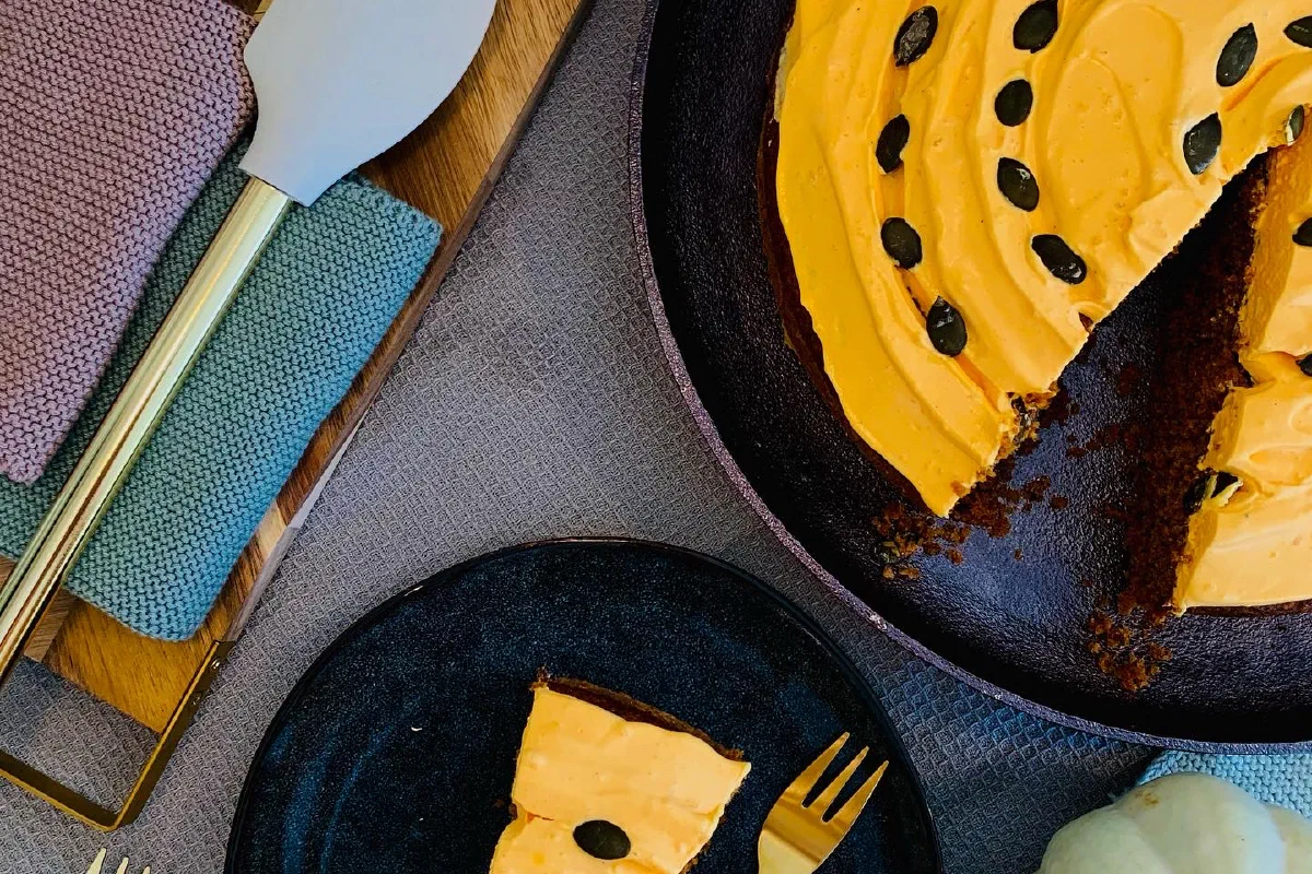 Kürbiskuchen mit Frischkäsefrosting ohne Zucker