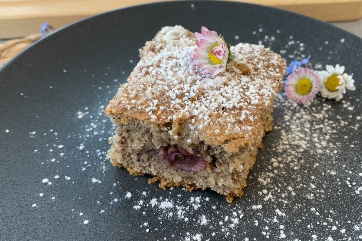 Nusskuchen mit Kirschen vom Blech ohne Zucker