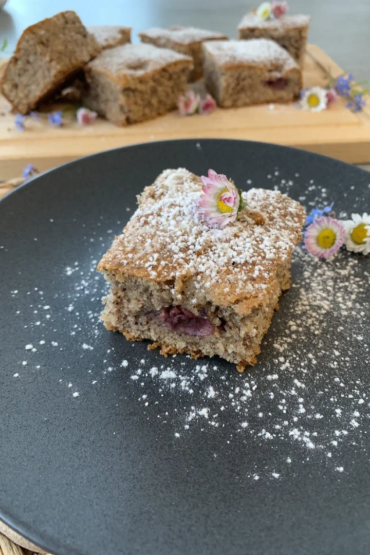 Nusskuchen mit Kirschen vom Blech ohne Zucker