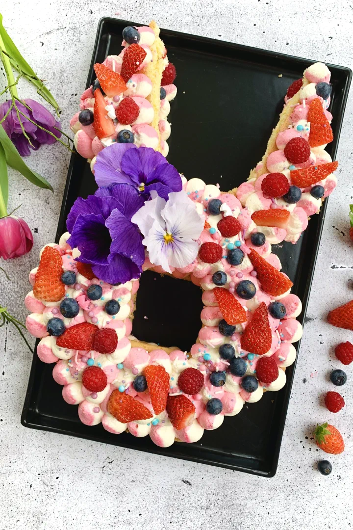 Osterhasen-Torte mit Beeren ohne Zucker