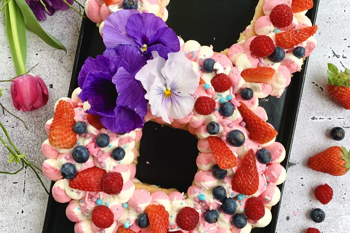 Osterhasen-Torte mit Beeren ohne Zucker