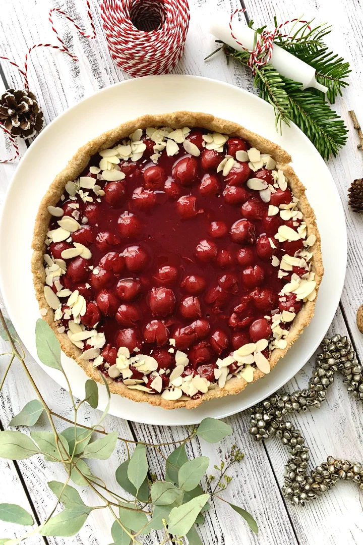 Panna-Cotta-Tarte mit Glühkirschen ohne Zucker