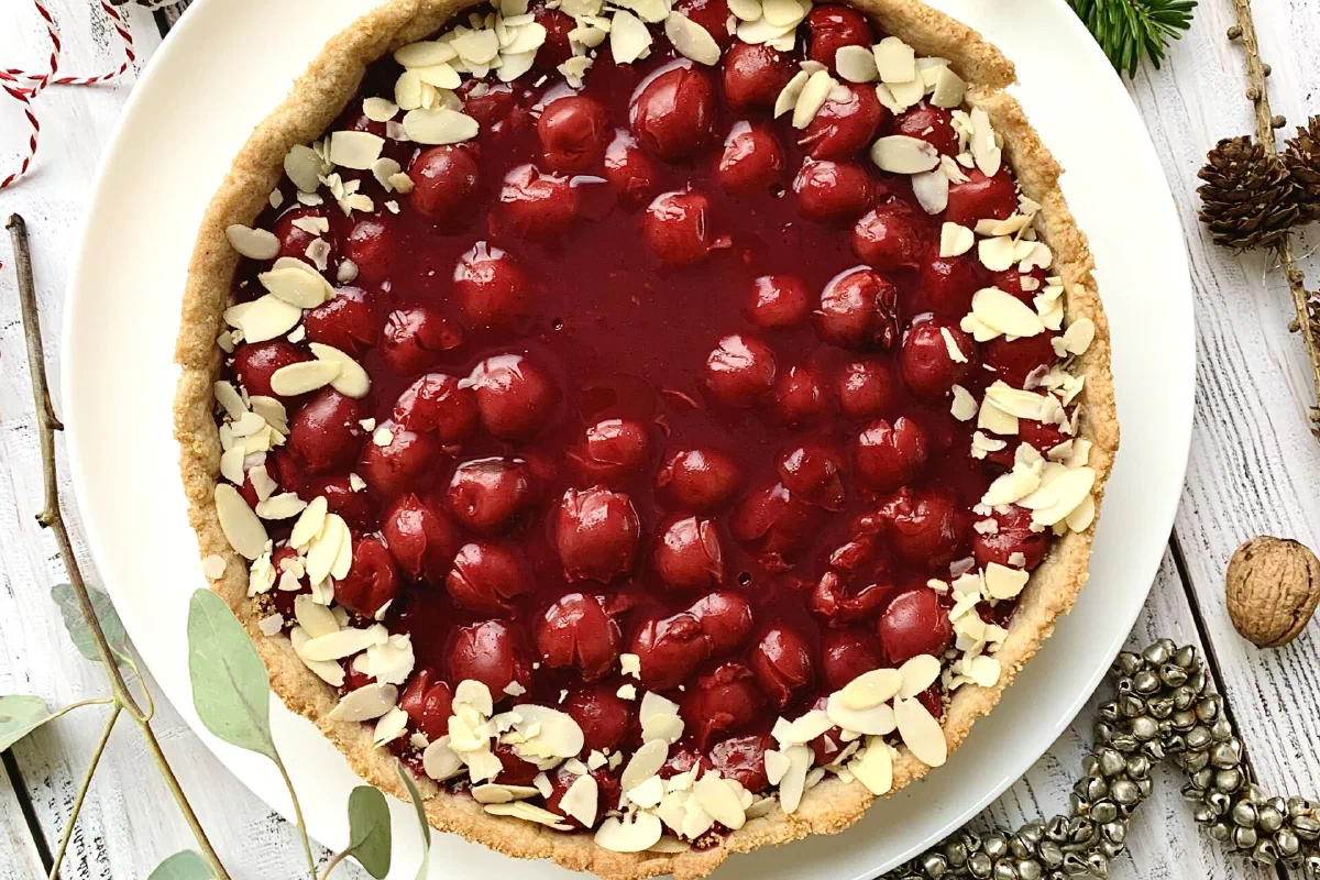 Panna-Cotta-Tarte mit Glühkirschen ohne Zucker