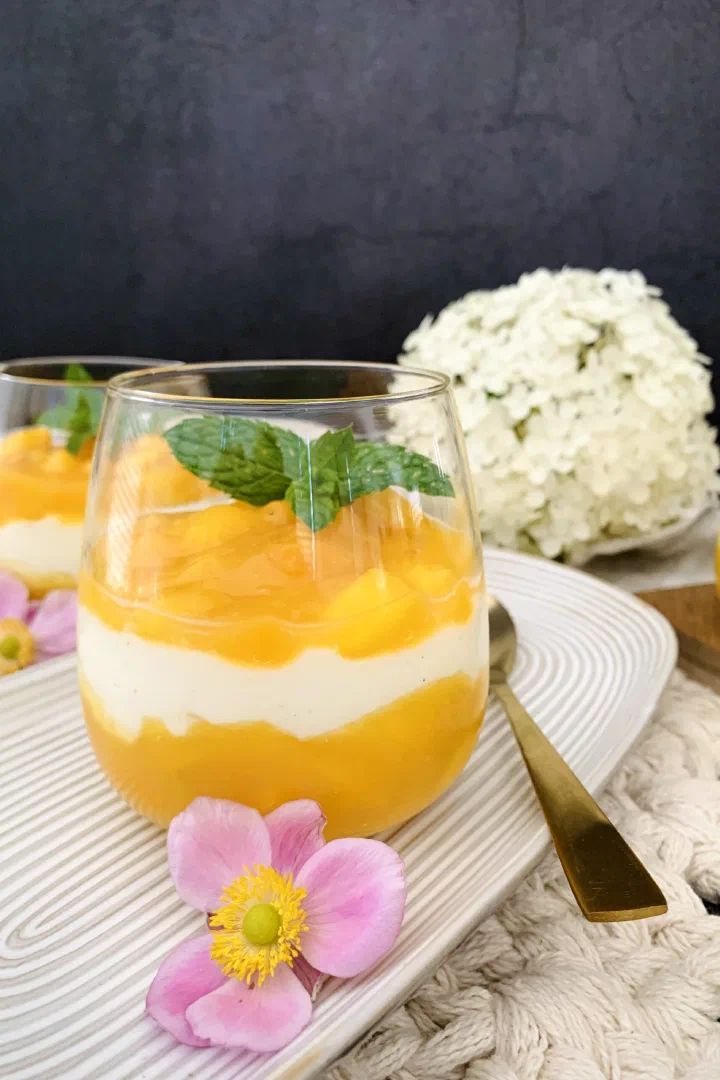 Pfirsich-Mango-Schichtdessert ohne Zucker
