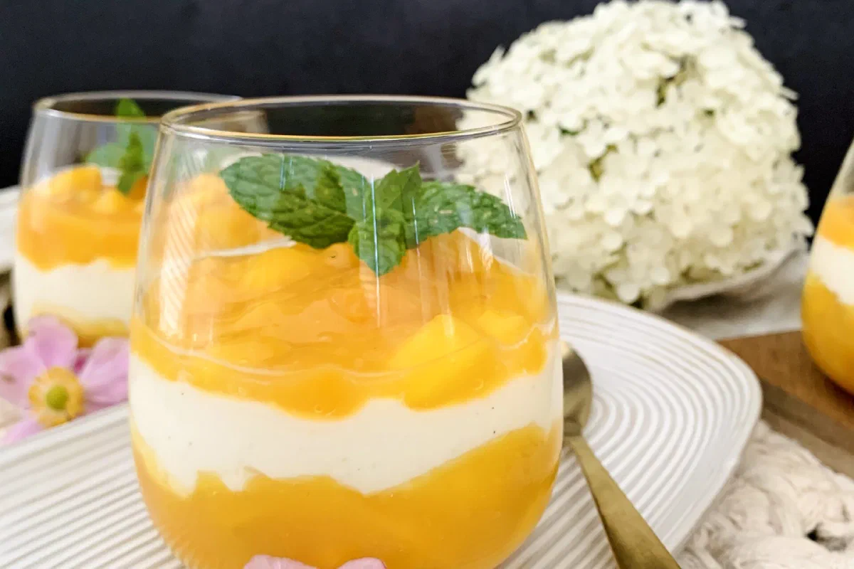 Pfirsich-Mango-Schichtdessert ohne Zucker