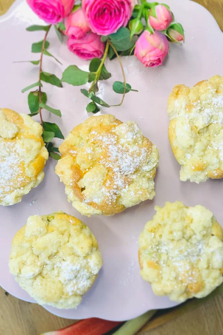 Rhabarber-Muffins mit Vanille-Crumble ohne Zucker