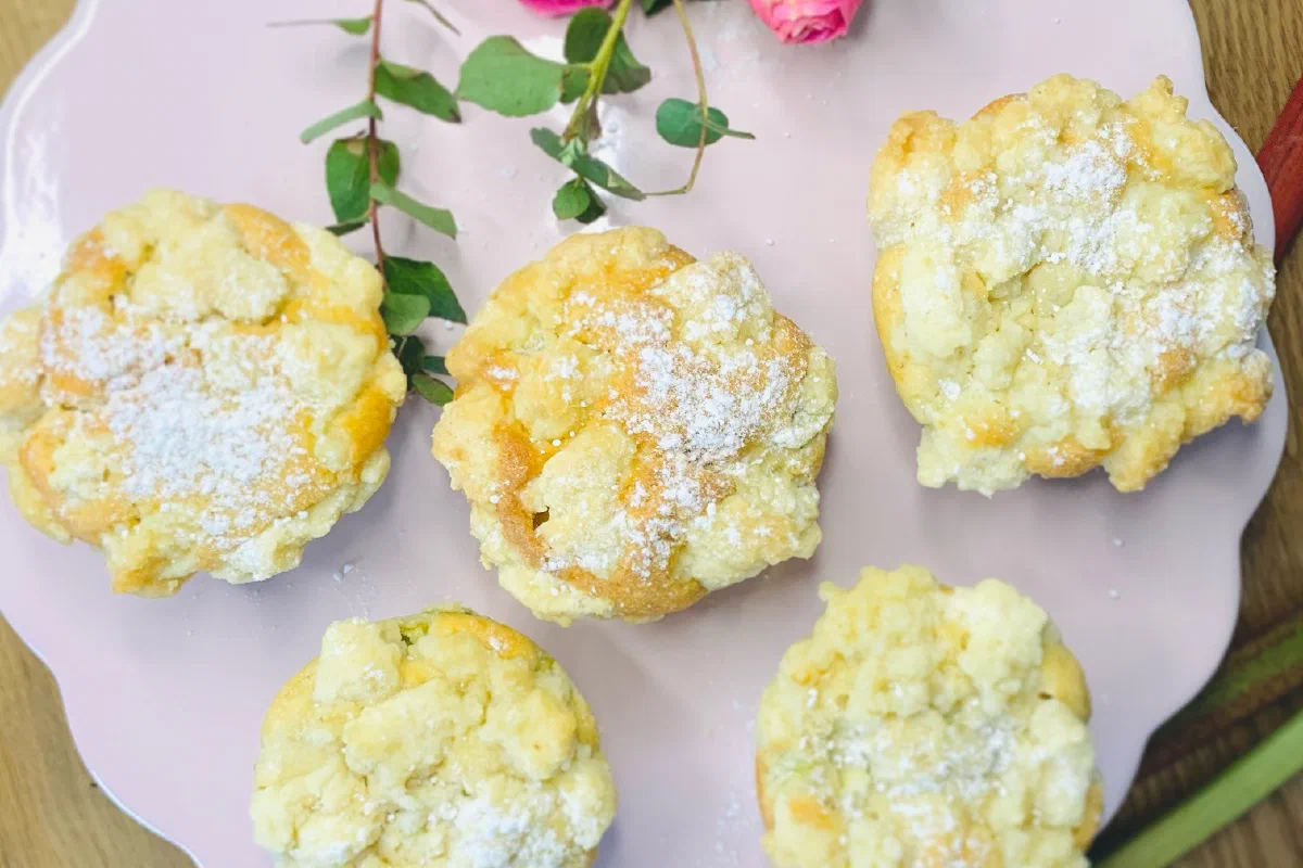 Rhabarber-Muffins mit Vanille-Crumble ohne Zucker