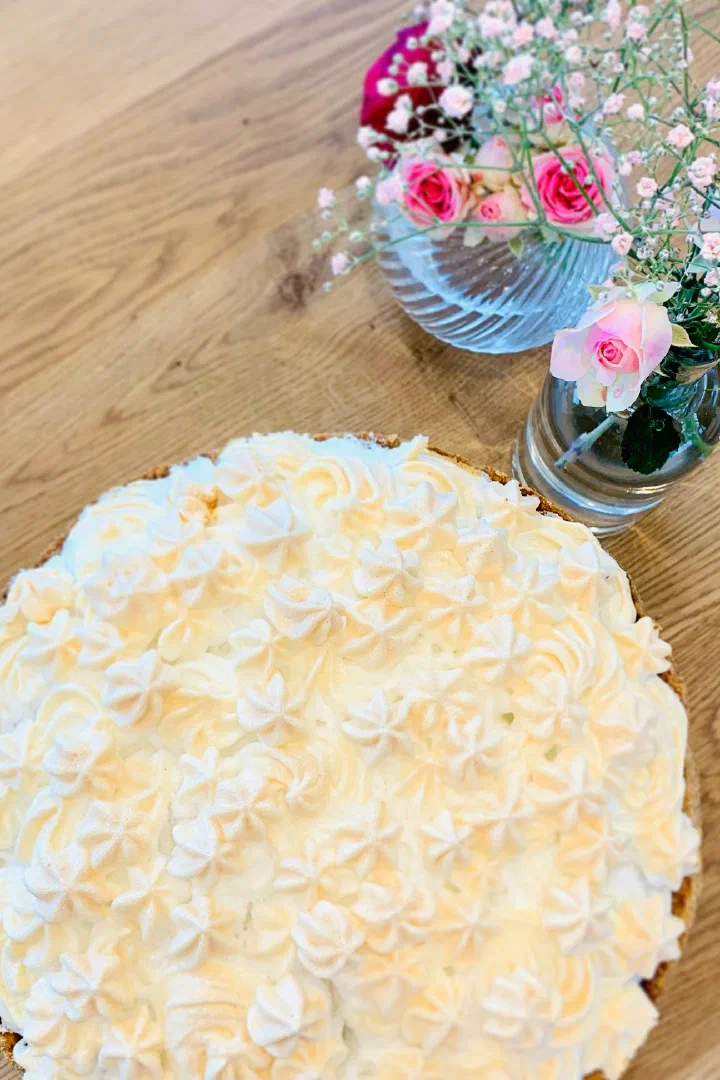 Rhabarberpuddingkuchen mit Baiser ohne Zucker