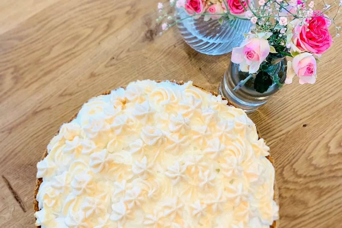 Rhabarberpuddingkuchen mit Baiser ohne Zucker