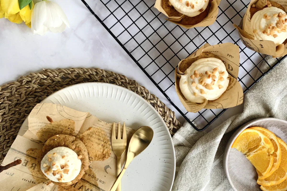 Rüblicupcakes mit Orangenfrosting ohne Zucker