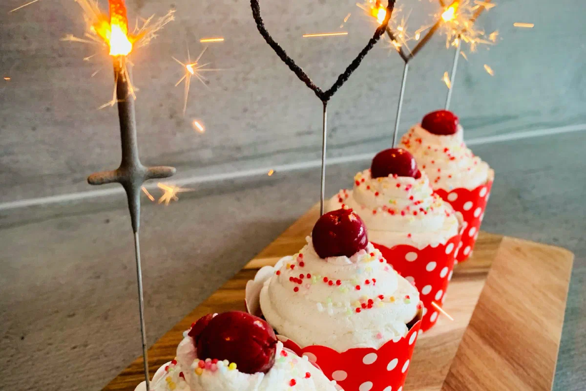 Schwarzwälder-Kirsch-Cupcakes ohne Zucker
