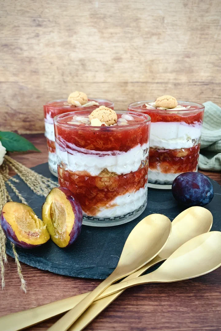 Zwetschgen-Amarettini-Dessert