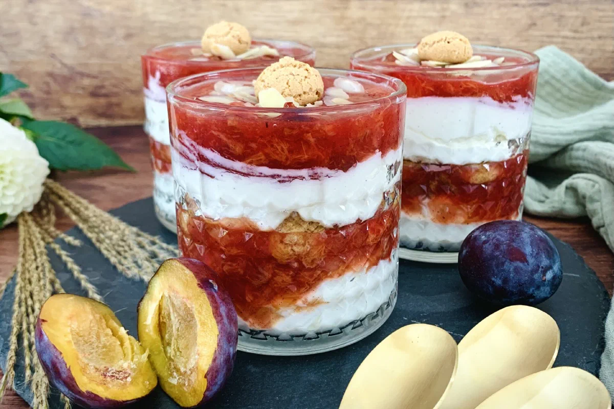 Zwetschgen-Amarettini-Dessert