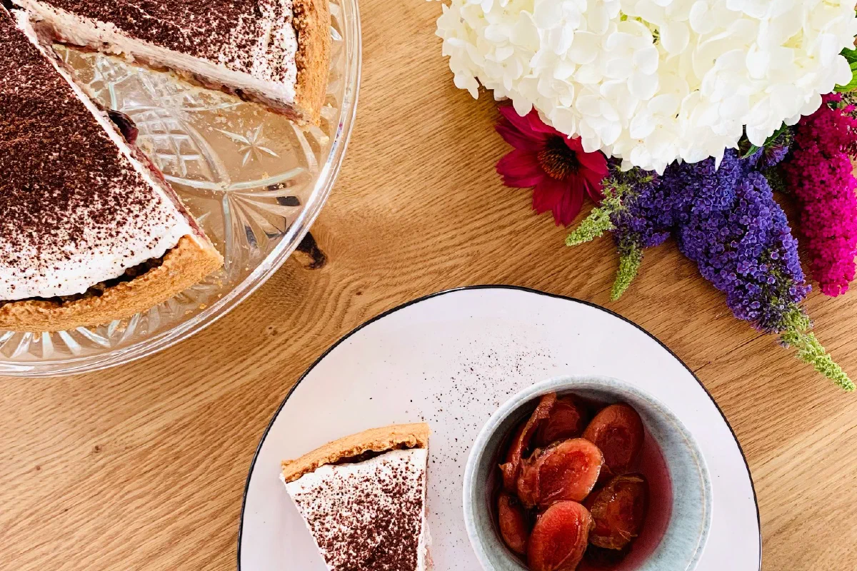 Zwetschgenkuchen mit Sahnehäubchen ohne Zucker