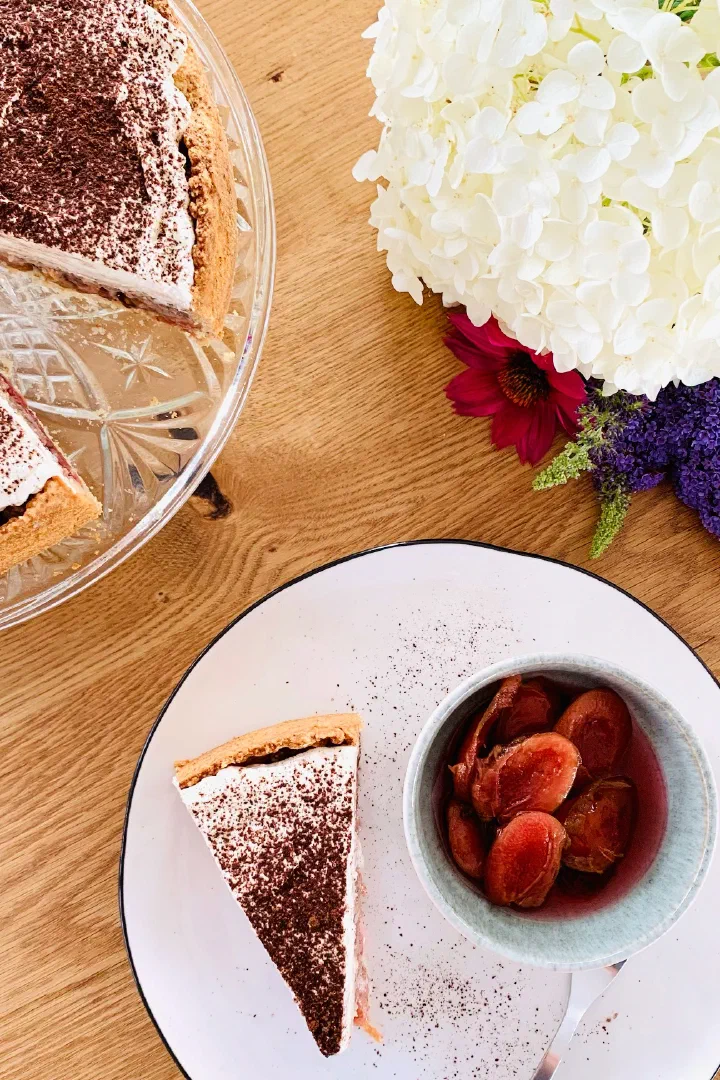 Zwetschgenkuchen mit Sahnehäubchen ohne Zucker